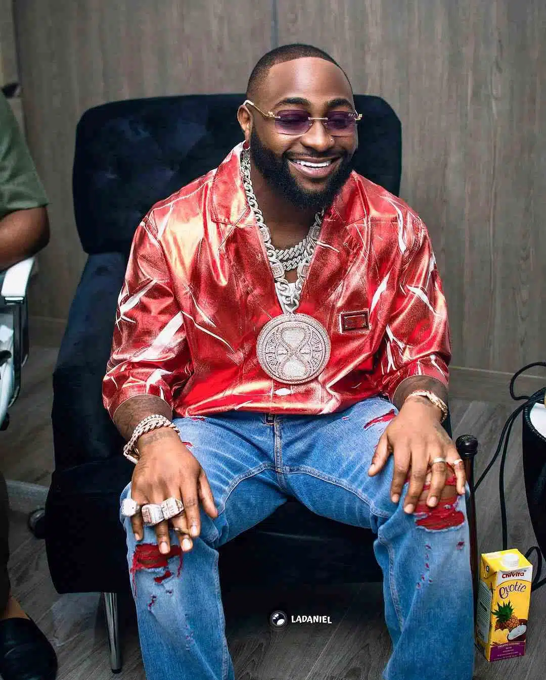 “I can’t be messed with” – Davido warns as he steps out rocking N577 million diamond pendant